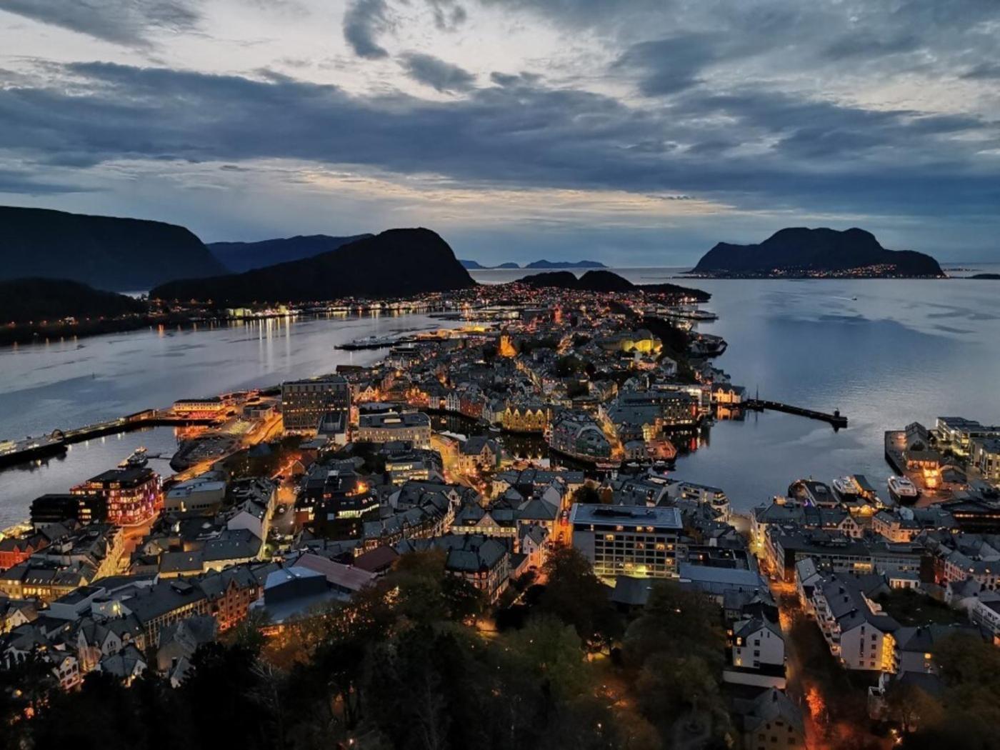 Apartment Close To The City Center With Sea View Ålesund Eksteriør bilde